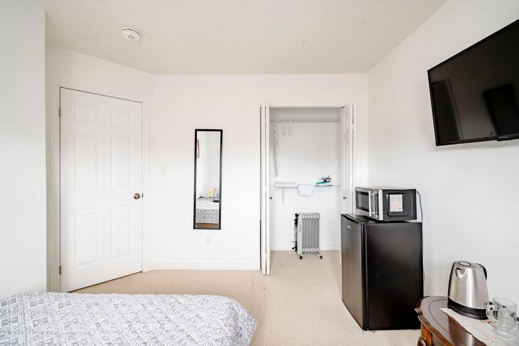 Nimo Homestay Guelph Exterior photo